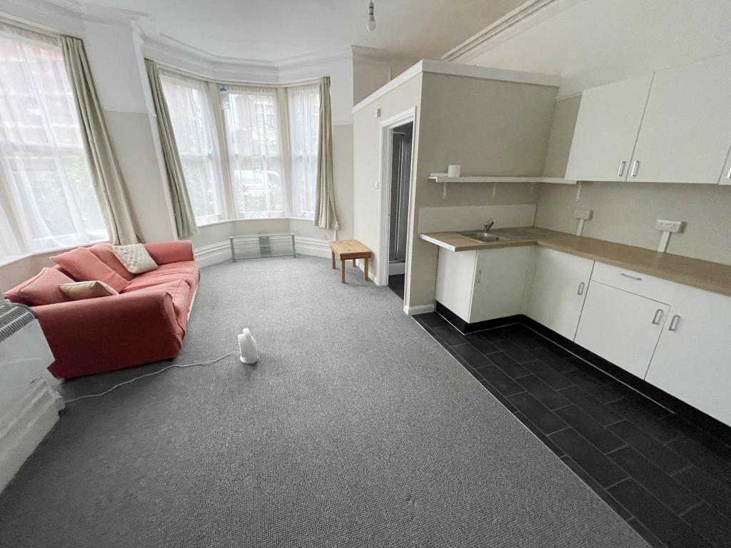 Lot: 120 - ONE-BEDROOM GARDEN FLAT AND NINE LETTING ROOMS - Flat 2